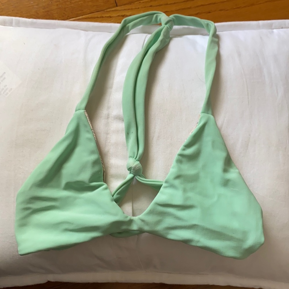 Acacia pull on top. Not adjustable. Size small.